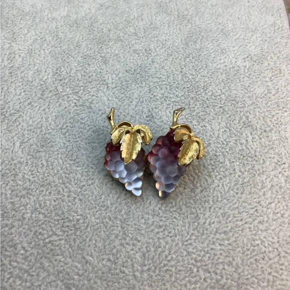 Vintage Art Glass Frosted Grapes brooch - Picture 2 of 6